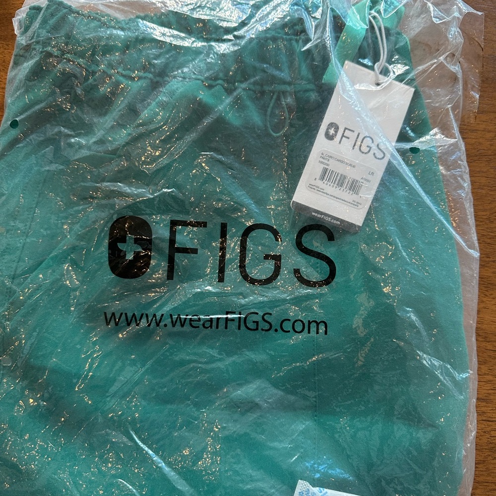 Figs Men’s Hunter Green Jogger Pant & Leon Three-Pocket Scrub Top - Medium